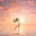 Femme qui s'éveille au dessus de l'eau devant un coucher de soleil