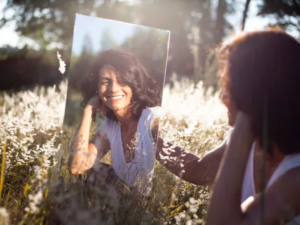 Femme qui sourit et regarde dans un miroir